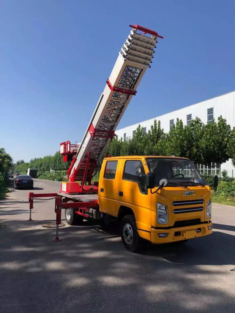 板桥镇附近的云梯车出租服务：轻松解决高空作业需求